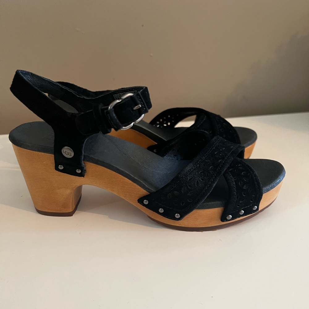 UGG Luella Women's 8 Black suede Criss Cross Sandals  $130